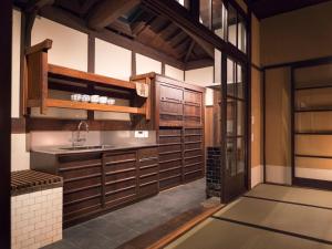 京都HANARé Genmachi的一个带木制橱柜和水槽的厨房