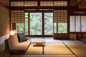 京都HANARé Genmachi的带沙发和大窗户的客厅