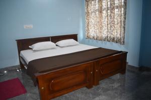 马迪凯里Srishti Homestay的一张床上有两个枕头的房间