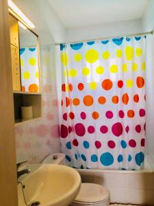 蒂亚斯Apartamento Lisa的浴室设有带淋浴帘和波卡圆顶的浴室