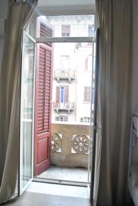 巴勒莫Sunrise Hostel & Rooms的享有大楼景致的开放式窗户