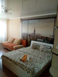 科布林Apartment on Pushkina 7的一间卧室配有一张壁画大床