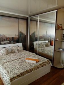 科布林Apartment on Pushkina 7的一间带两张床的卧室,享有城市美景