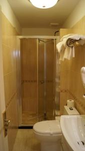 拉图努瑞经济酒店的一间浴室