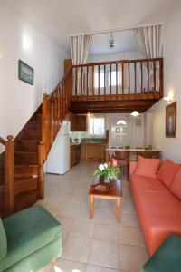 普拉基亚斯墨菲尔斯公寓的带沙发和楼梯的客厅
