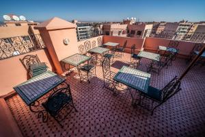 马拉喀什摩洛哥之家酒店的阳台上的一组桌椅