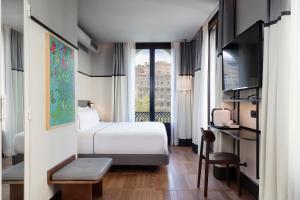 巴塞罗那Praktik Èssens的酒店客房设有床和窗户。
