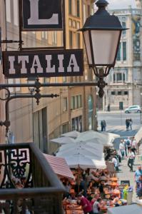 卡利亚里意大利酒店的一条带遮阳伞和意大利标牌的街道