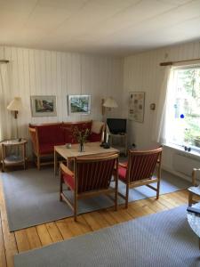 伦讷Midtvejshuset的客厅配有桌椅和沙发