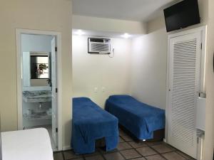 阿布拉奥蒲萨达艾果维拉酒店的一间设有两张蓝色的床和镜子的房间