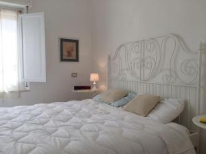托里格兰德Casa Ferreri的白色卧室内的一张大白色床