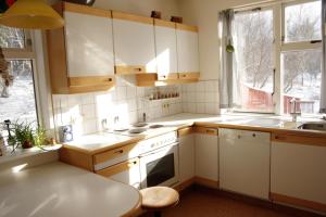 雷克雅未克Úlfarsfellsvegur 20, 113 Rvk Birkihlid的厨房配有白色橱柜和白色炉灶烤箱。
