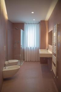 卡塞塔Il Cavaliere Bed and Breakfast的一间带水槽、卫生间和淋浴的浴室