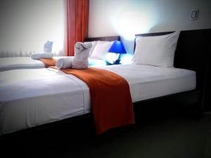 约帕尔Hotel Casimena的床铺,位于酒店房间,床上有一只动物