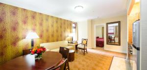 纽约无线电城市公寓的酒店客房设有桌子和客厅。
