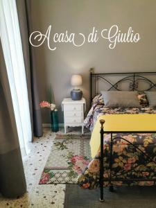 奥维多Appartamento Orvieto A casa di Giulio的卧室配有一张挂有墙上标志的床