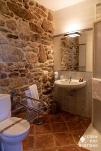 米拉多罗Casa Rural as Bentinas的石质浴室设有水槽和卫生间