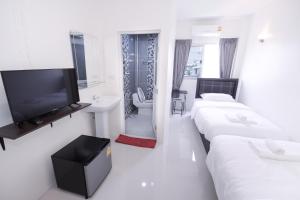 曼谷U-need Guesthouse95的白色客房 - 带两张床和平面电视