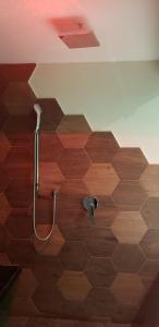 韦拉克鲁斯Intimisimo Suites Autohotel Centro Only Adult的带淋浴的浴室,铺有木地板