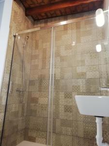 塞维利亚西尔皮斯旅馆的带淋浴和盥洗盆的浴室