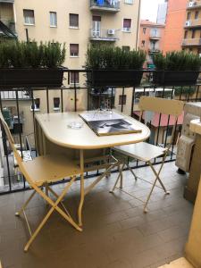 博洛尼亚GRADO24的植物阳台的桌椅