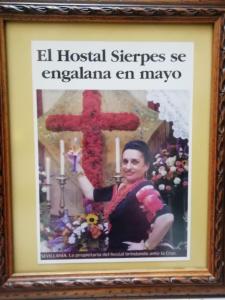 塞维利亚西尔皮斯旅馆的十字架前的女人的照片