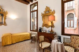 Luxury Venetian Rooms的休息区