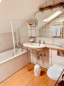迈恩Landhaus Kürrenberg的一间带水槽、浴缸和卫生间的浴室