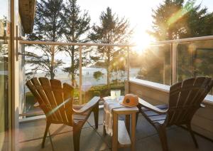 托菲诺太平洋金沙海滩度假村 的阳光阳台上的一张桌子和两把椅子
