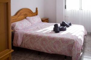 丘利利亚APARTAMENTO LOS NARCISOS的床上挂着鞋子的床