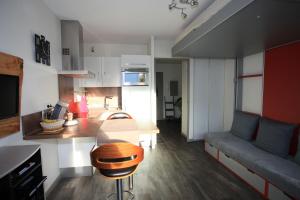 康博莱班Studio Ttikia的一间配有沙发和桌子的厨房