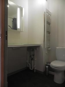 康博莱班Studio Ttikia的一间带卫生间、水槽和镜子的浴室