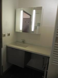 康博莱班Studio Ttikia的一间带水槽和镜子的浴室