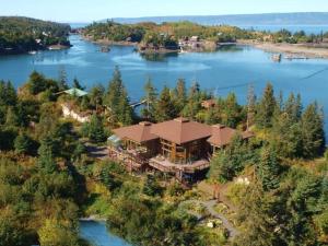 Halibut CoveStillpoint Lodge - All-Inclusive的享有湖上大房子的空中景色