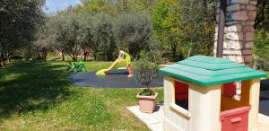 圣塔布罗焦迪瓦尔波利切拉"Cortela"的儿童在院子里的游乐场玩耍