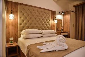 乌尔齐尼Villa Dulcinea的酒店客房,配有带毛巾的床