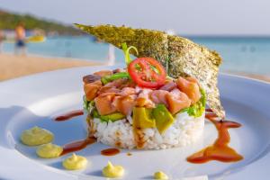 西湾玛雅公主海滩潜水度假酒店的盘子里的三明治,上面有米和西红柿