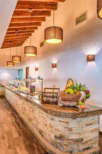 西湾玛雅公主海滩潜水度假酒店的餐厅的酒吧,有一篮水果