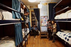 丹佛小鱼旅舍的一群人站在一个双层床的房间