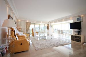 戛纳Appartement Luxueux 150m2 - Cannes的客厅配有沙发和桌子