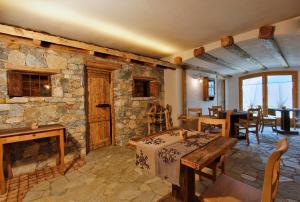 博尔米奥木屋和海港酒店的客厅设有石制壁炉和桌子。