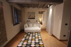 彼得拉桑塔Dimora Carducci的客厅配有白色沙发和 ⁇ 木地板