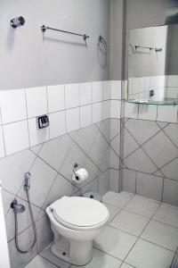 阿普卡拉纳Apucarana Palace Hotel的白色的浴室设有卫生间和淋浴。
