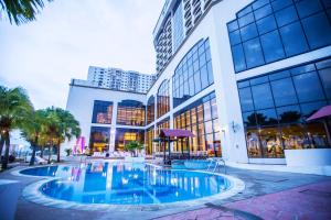 哥打巴鲁大宏酒店的一座大型建筑,前面设有一个游泳池