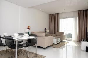 科威特Code housing - Al Bedaa- Family only的白色的客厅配有桌子和沙发