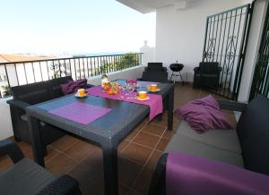 米哈斯科斯塔Rancho Miraflores, apartment near Malaga and Marbella, great views的客房设有桌椅和阳台。