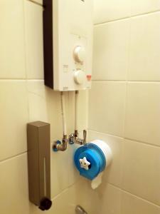 关丹Tas 96 Inn的浴室里的一个蓝色卫生纸分配器