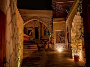 格雷梅奥利弗洞穴酒店的石头建筑中带拱门的走廊