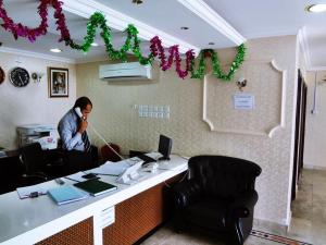 马斯喀特广场酒店的办公室里的一个男人在说手机