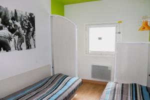 勒帕萨吉Hoteleco Sud Agen Autoroute的一间卧室设有一张床和一个窗口